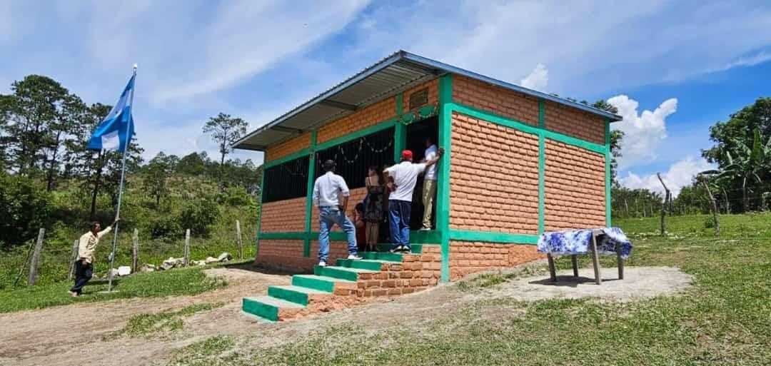 Congresista Raudales gestiona la construcción de una escuela en El Encino, Cedros